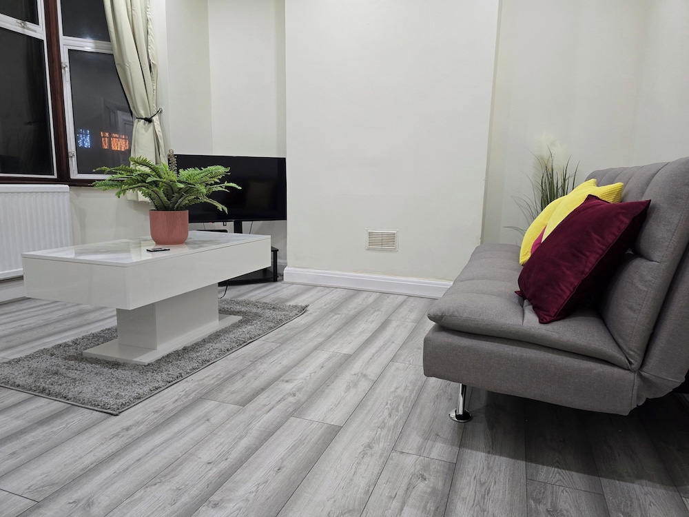 Colindale/sleeps7/privategarden/3br/freeparking/