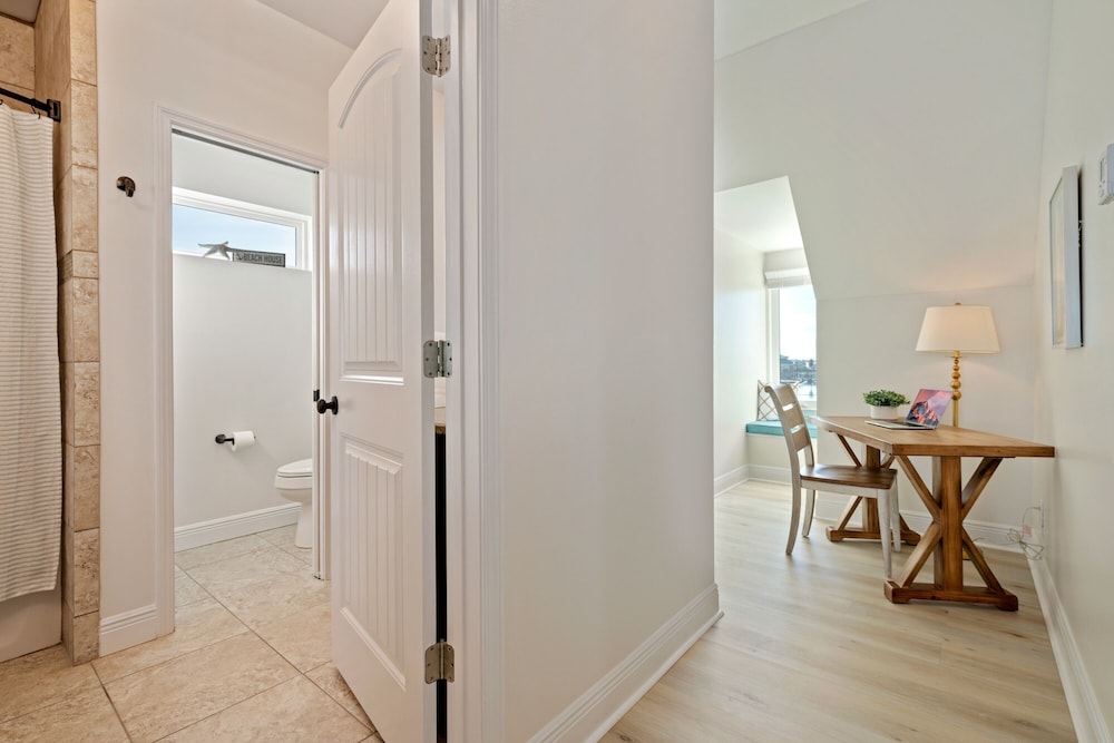 Dauphin Pearl - Boat And Pet Friendly! Fish, Swim, Enjoy Family Time On The Beach Or On The Water. 5 Bedroom Home by RedAwning view 4