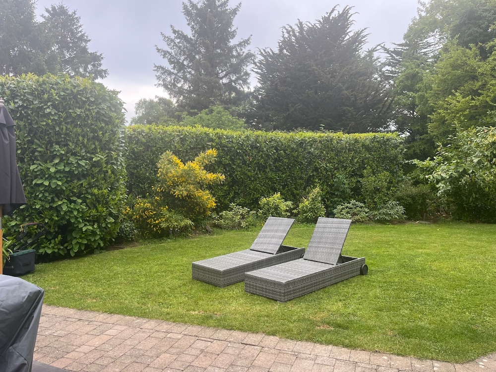 Spacious 5-bed House - Garden, Parking & Bbq
