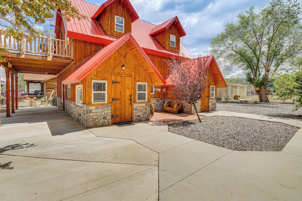 Family Home w/ Mountain Views in Circleville!
