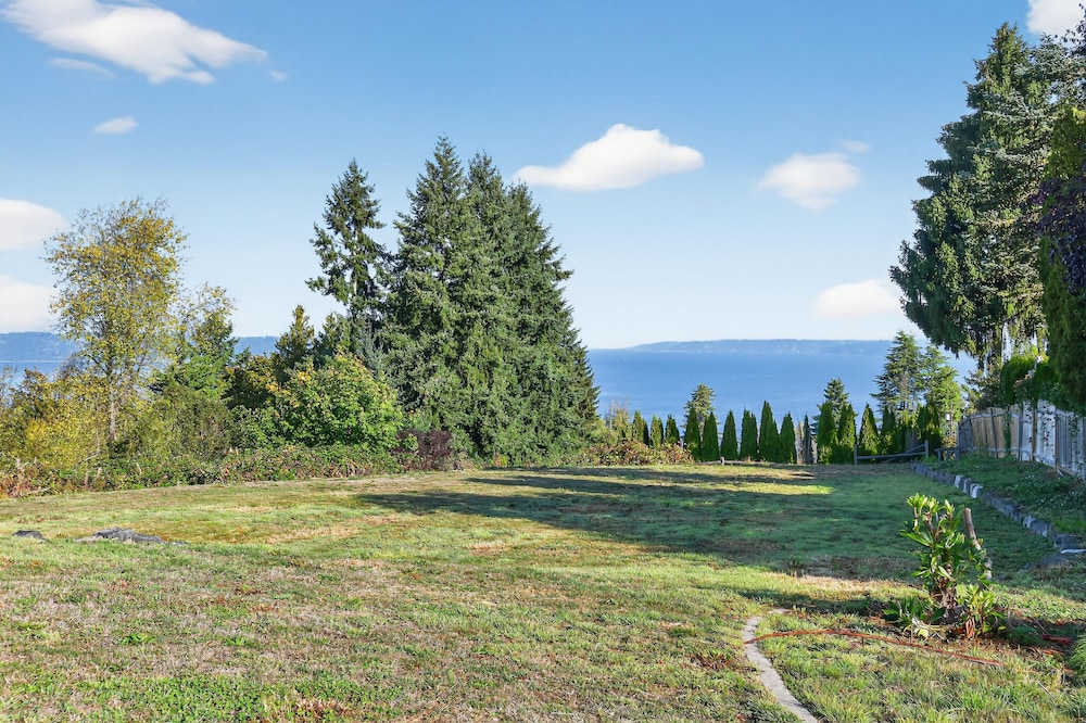 Relaxing Coastal Escape With Ocean Views 5 Bedroom Home