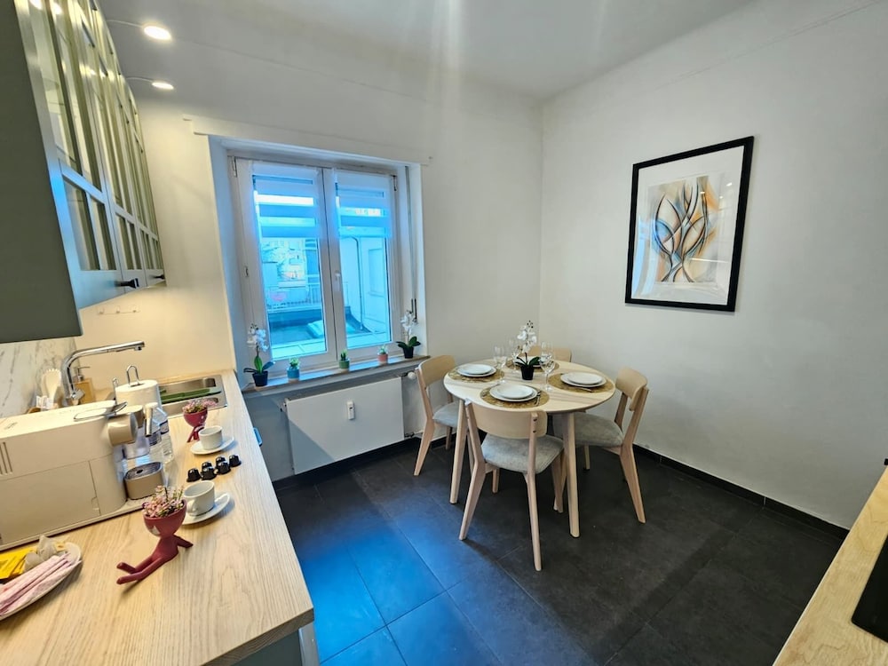 Ideal city stay 1BR near train station