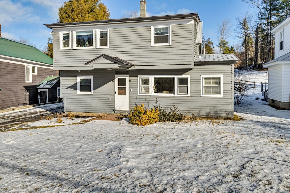 Walk to Town & River: Cozy North Creek Cottage