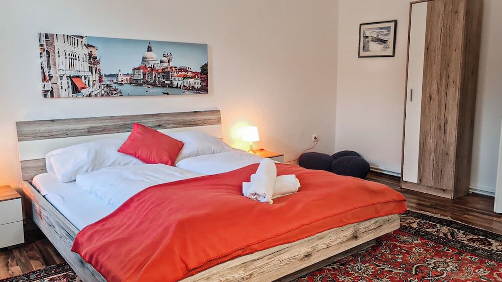 Budget 2BR Apartment Near Stadthalle