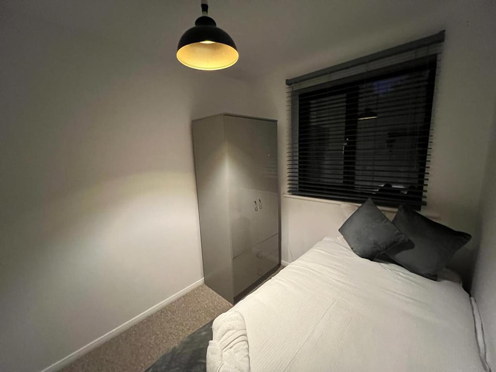 Impeccable 2-bed Apartment in Grays, London view 3