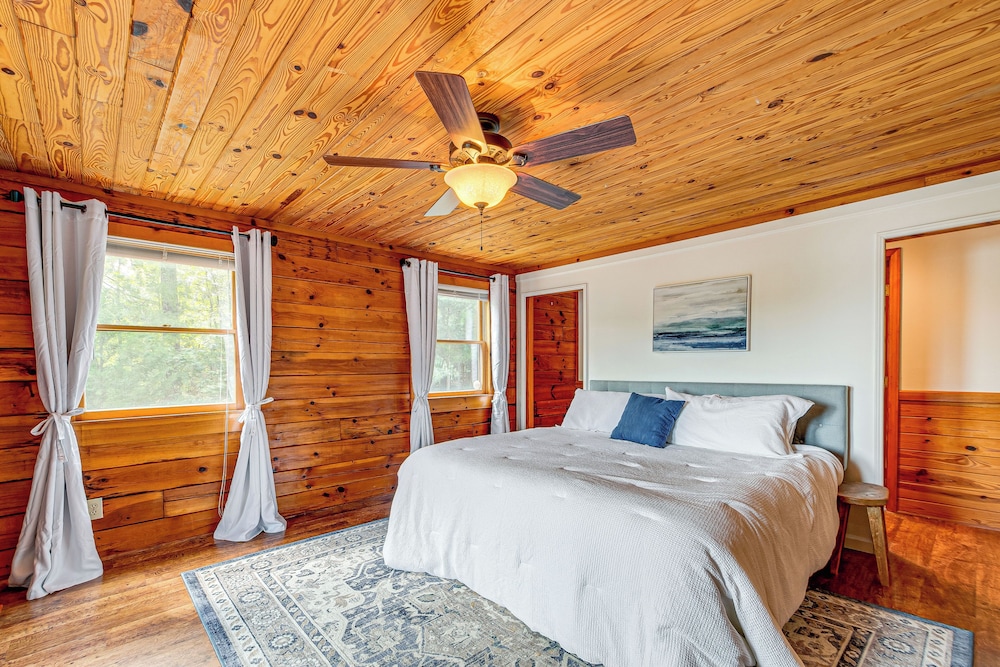 Hyco Lake Escape w/ Deck & Dock: Families Welcome!