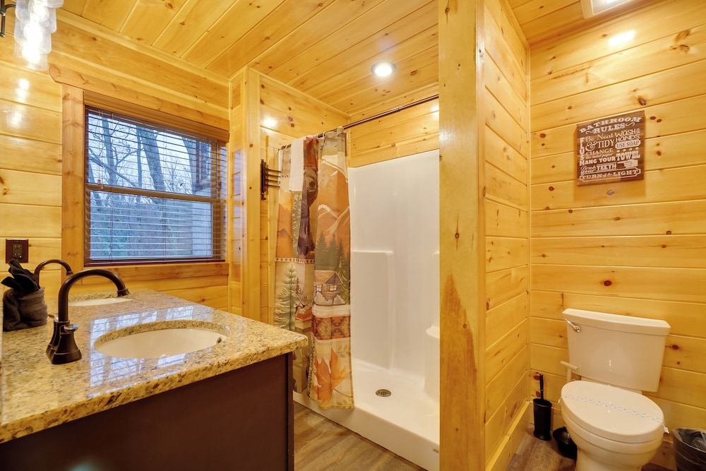 Hot Tub, Game Room & Mtn Views: Sevierville Cabin