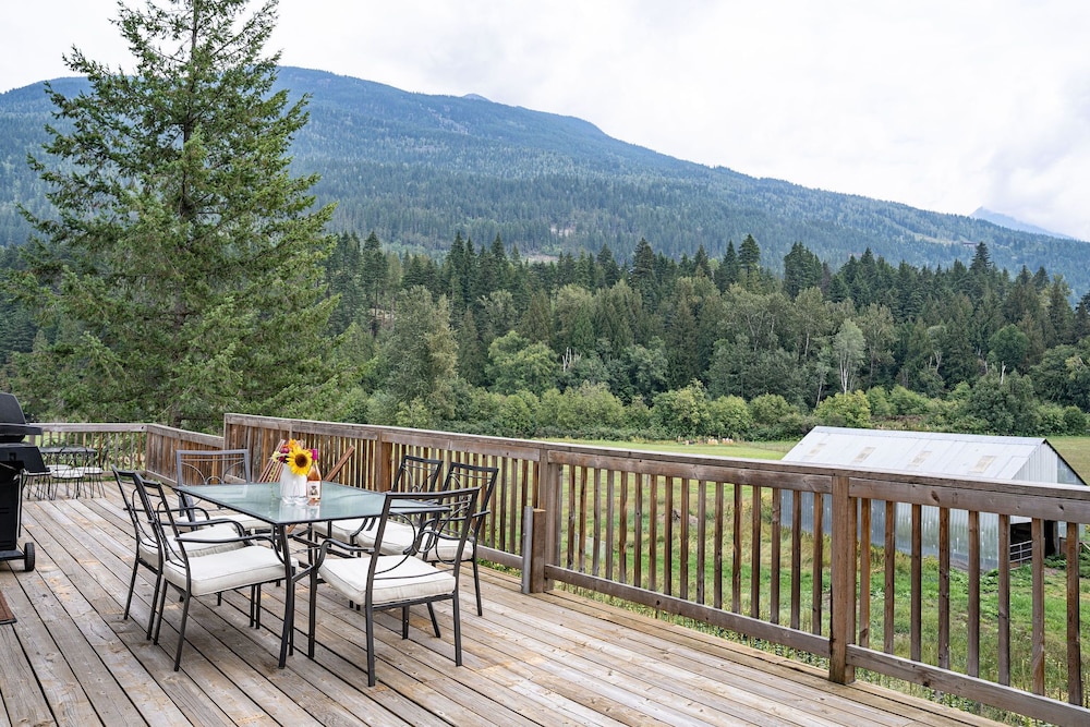 Revelstoke Lakehouse by Revelstoke Vacations