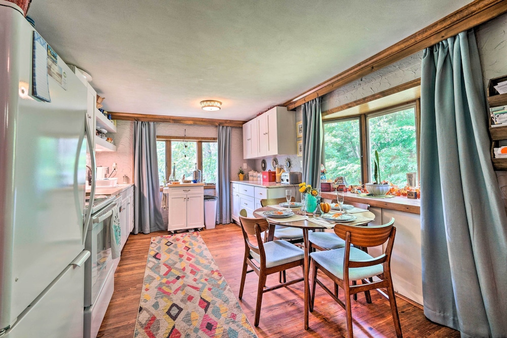 Vibrant Putney Cabin w/ Fire Pit: Hike & Ski!