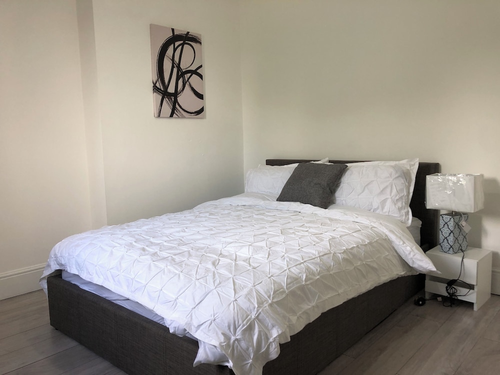 Immaculate 3-bed House in Nottingham view 5