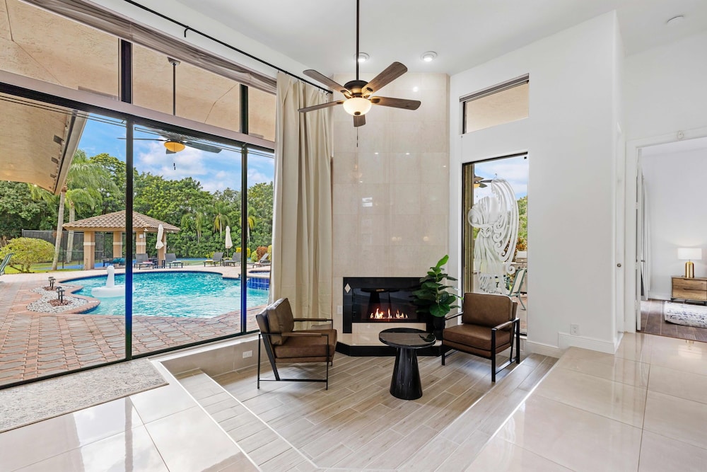 Grand 6BR Plantation Estate w/ Tennis & Pool