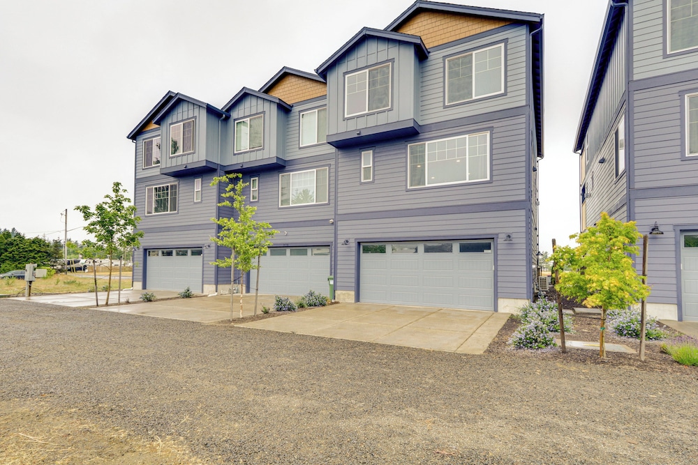 Columbia River Views: Spacious Hammond Getaway!