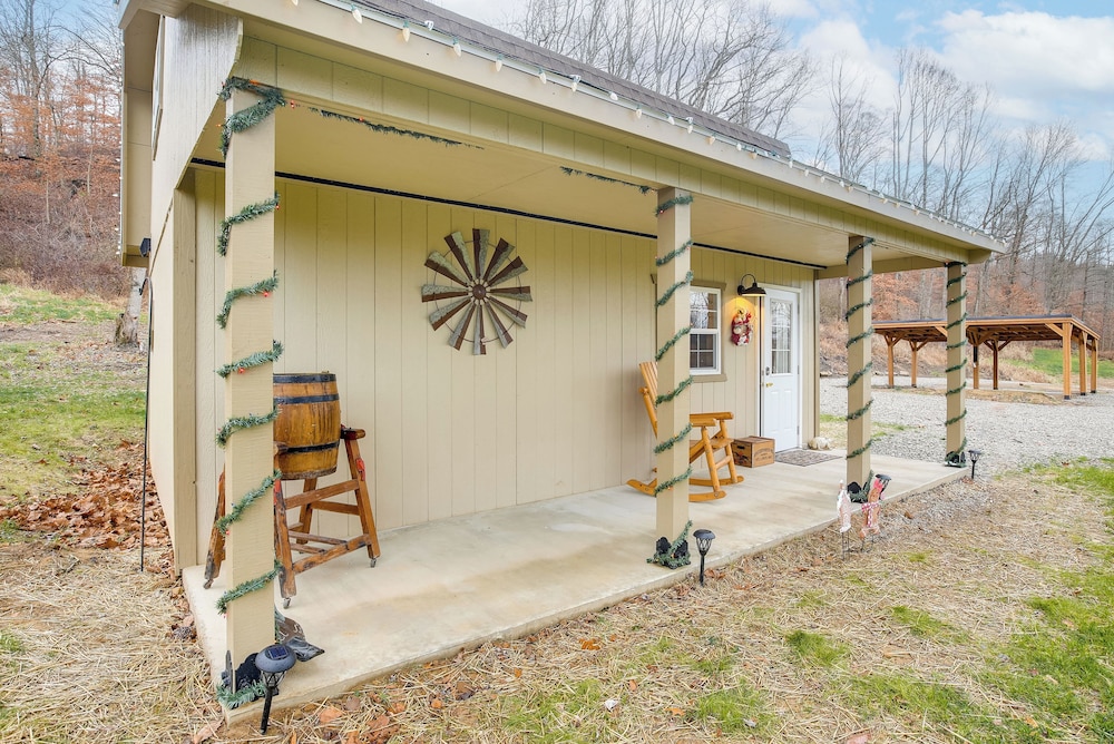 On 40 Acres: Charming Cabin in Zanesville!