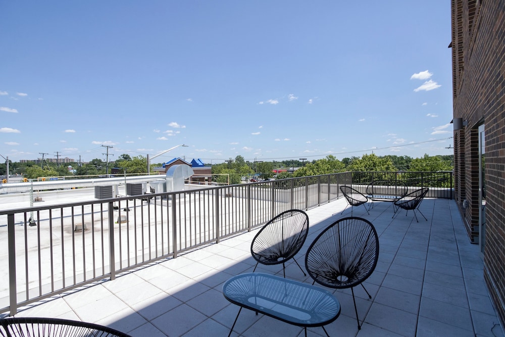 Spacious 2BR Apt with Den W Balcony