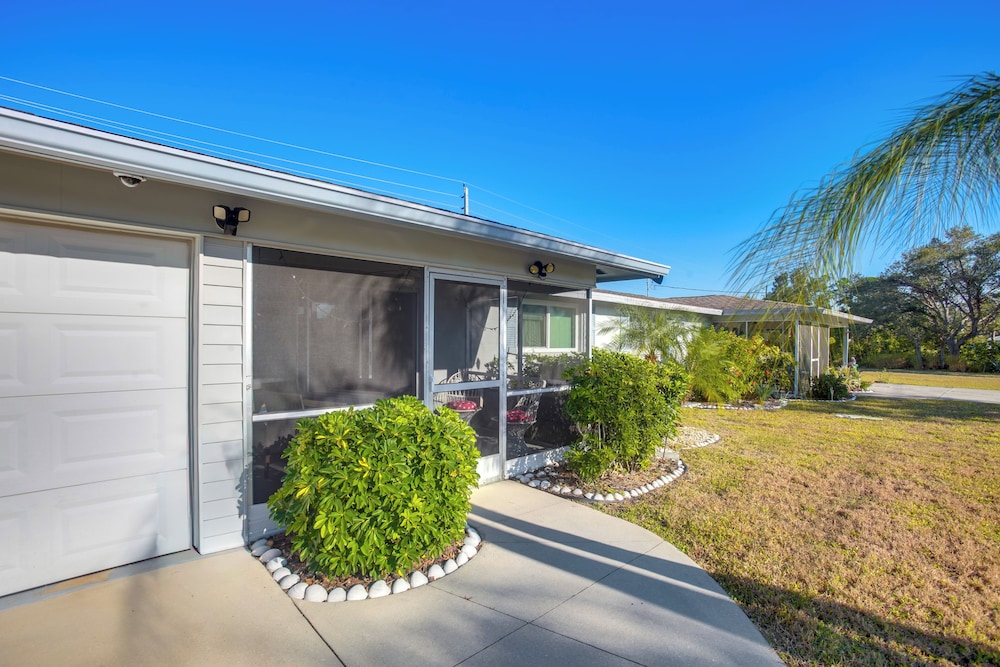3 Mi to Beach! Sunny Englewood Retreat w/ Lanai