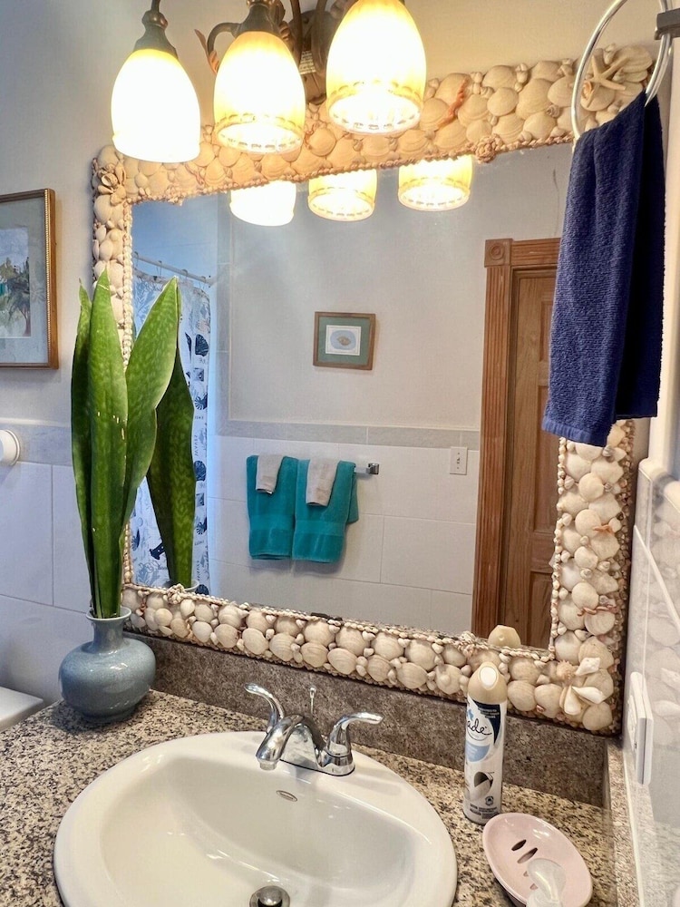 Chat N Chill - Top Floor Condo, Walk To Pink Sands Beach 2 Bedroom Townhouse