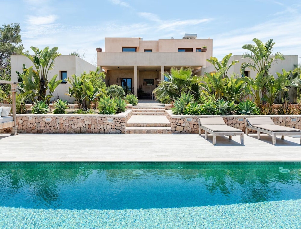Stunning Villa With Gardens