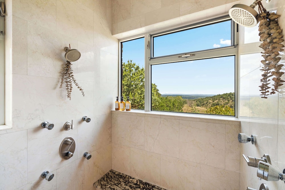 Luxury 4BR Hilltop Retreat Hot Tub & Scenic Views