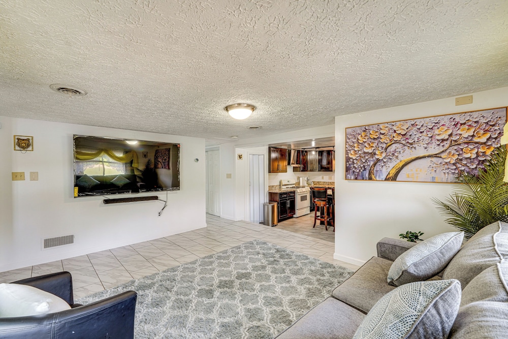 Cozy House on Meadowbrook Lake: Serene, Scenic!