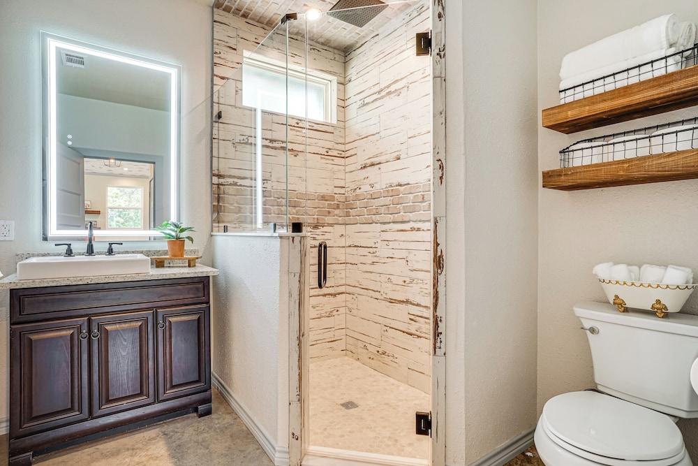 Recently Built Cabin w/ Pavilion in Granbury!