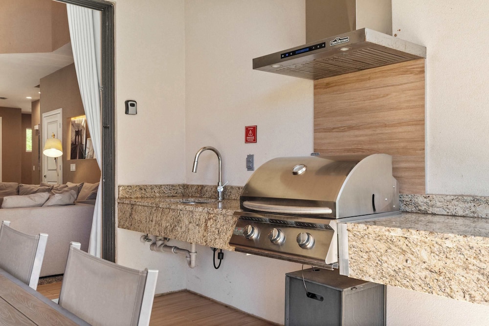 Chic Disney Villa Stunning Patio, Resort Amenities & Minutes From Parks