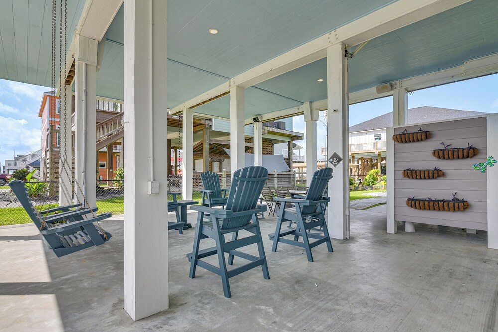 2 Blocks to Shore: Crystal Beach House w/ Yard!