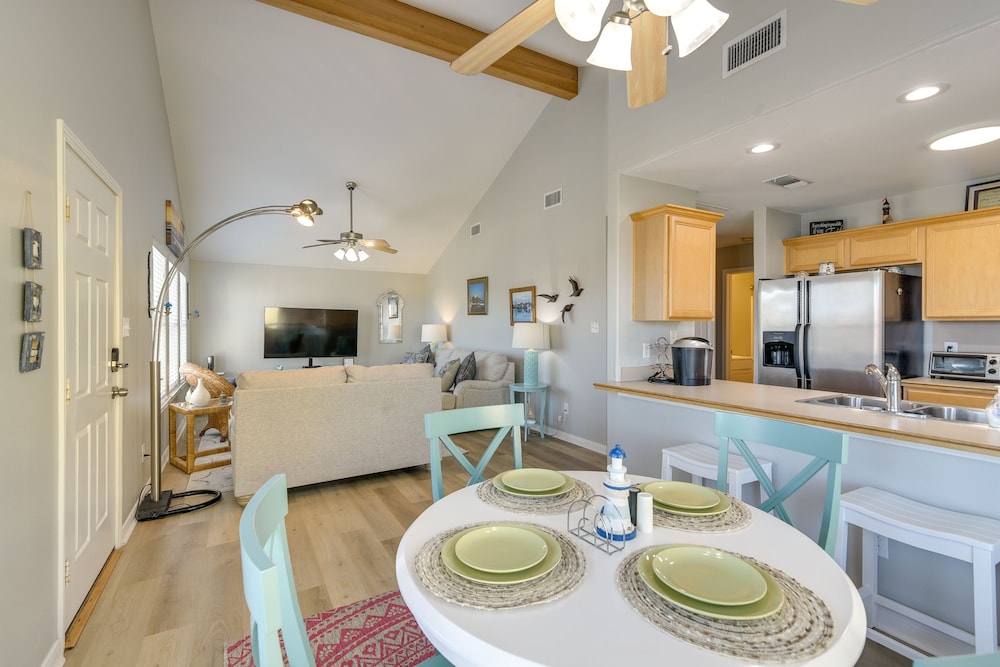 Galveston Getaway: Spacious Home < 1 Mi to Beaches