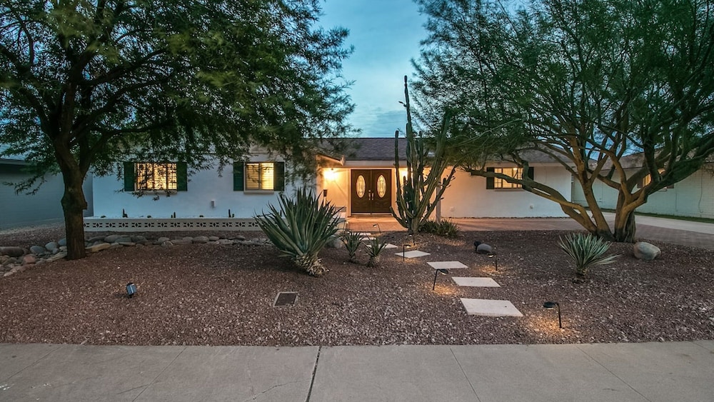 Modern Chic Old Town Scottsdale Home W/pool & Gym!