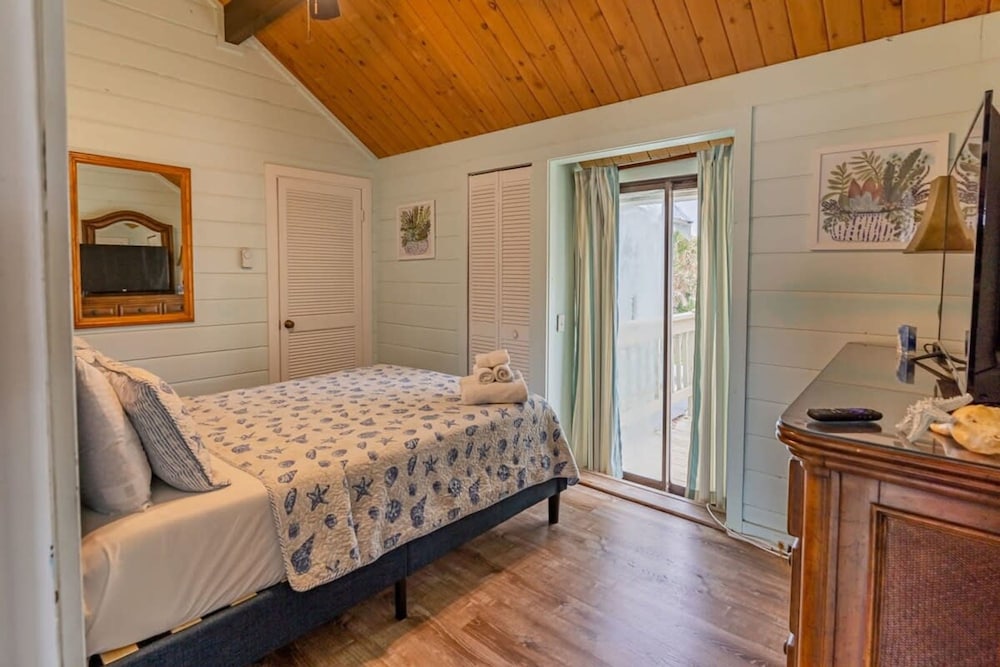 Pelican Beach Private Ocean Front Beach House- Sleeps 10 Bring Your Surf Boards