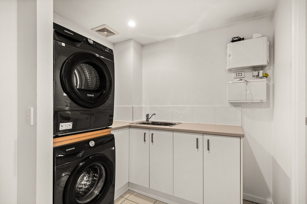 South Brisbane 2BR Apt With Gym & Sauna Access