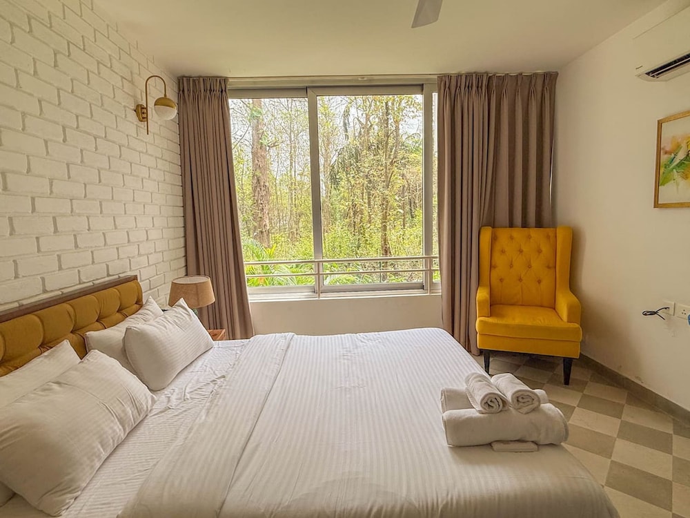 Modern 2BR w Pool Near Candolim and Coco Beach