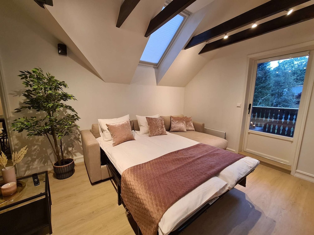 Beautiful Penthouse Near Center, 2-bedroom, Balcony and Free Parking view 5