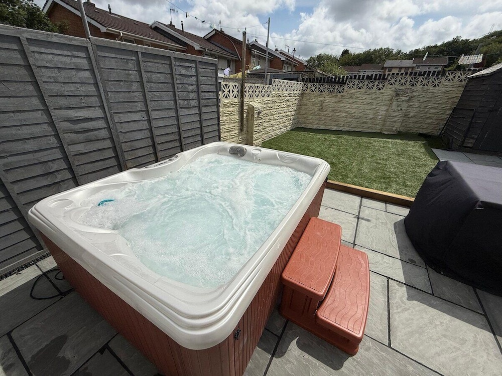Family & Group Stay 3 Bedroom Swansea Home