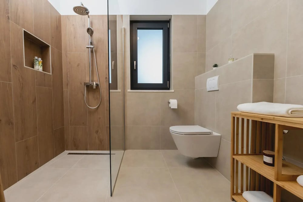 Photinia in Labin With 3 Bedrooms and 1 Bathrooms