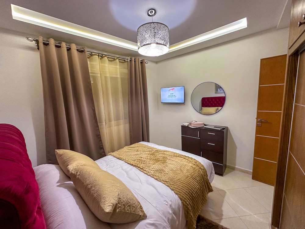 Elite Holiday Homes - Luxury & Centric Flat view 2