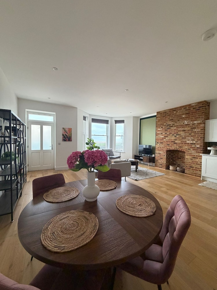 Luxury 2 Bed Apt Seaview By Urban Roost
