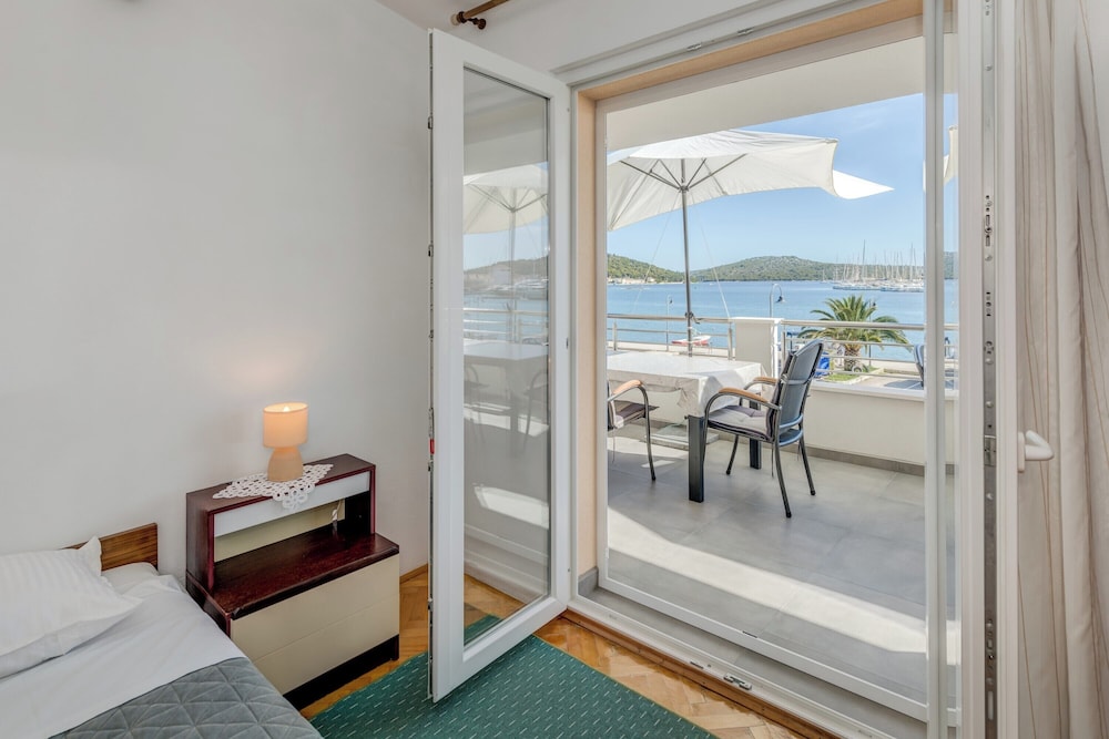 Seafront apartments Marija with terrace and mooring