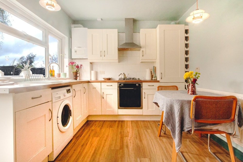 Tranquil Catford Retreat: Sleeps 4, With Garden
