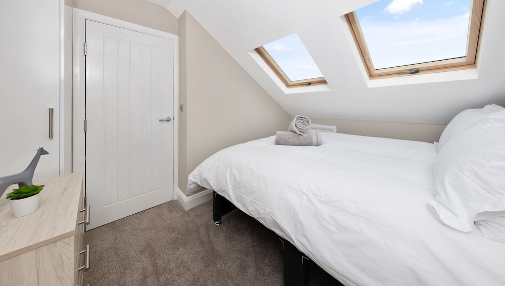 2 Bedroom Apartment near Town Center view 4