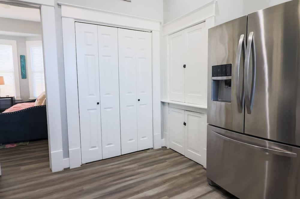 Vibrant Bungalow 2 Minutes to the Beach