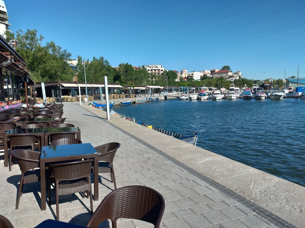Appartment 3 Rooms, Splendid Position, 1 Minut of Walk to the Black Sea