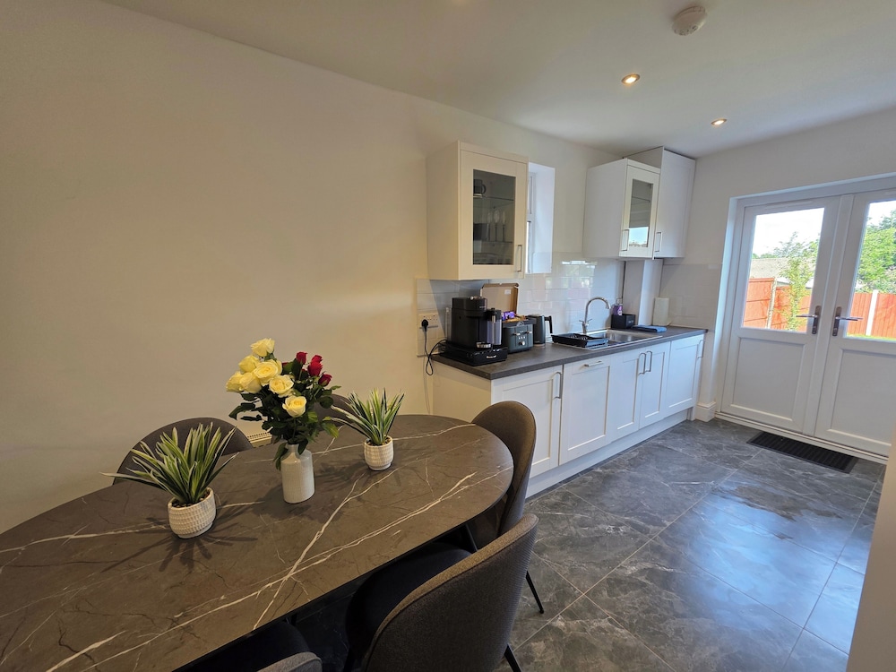5 Beds, 7 Guests, Private Garden, Free Parking