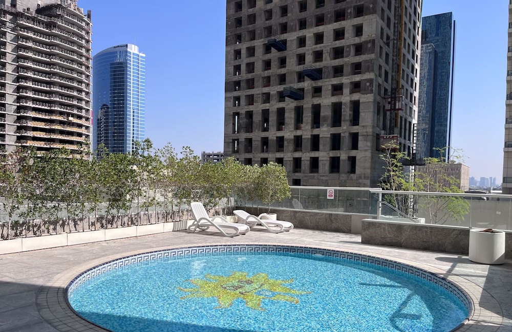 Luxury 1BR in Marina High-rise Living With Views