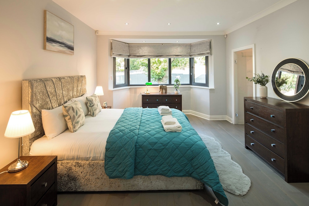 Luxurious 6-bed House With Pool and Free Parking
