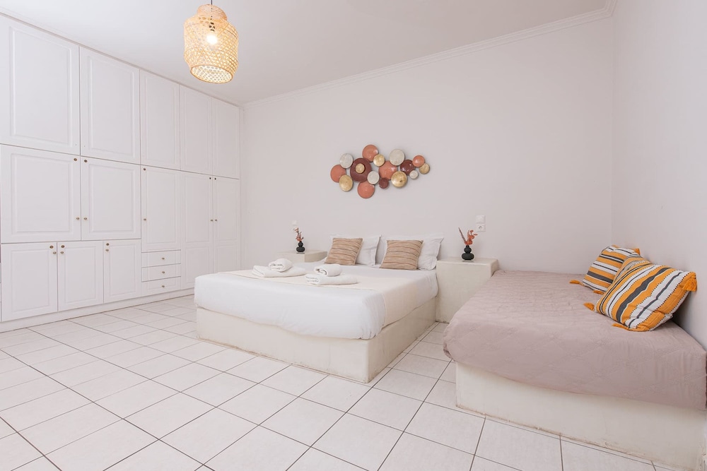 Golden Sunrise Suites - Santorini Family Suite