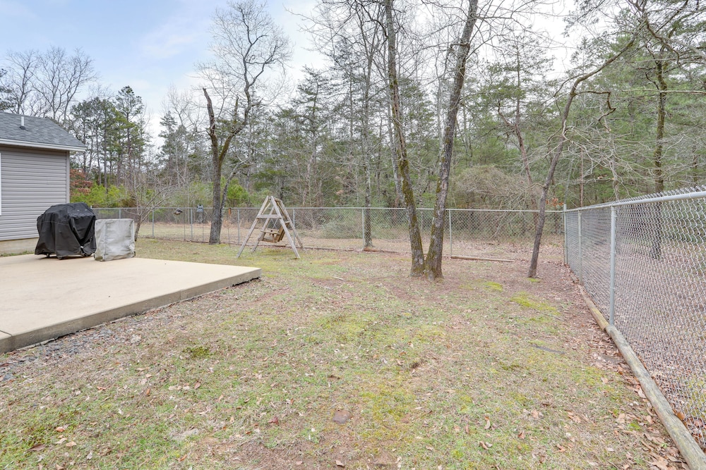 3 Mi to Greers Ferry Lake: Home w/ Screened Patio