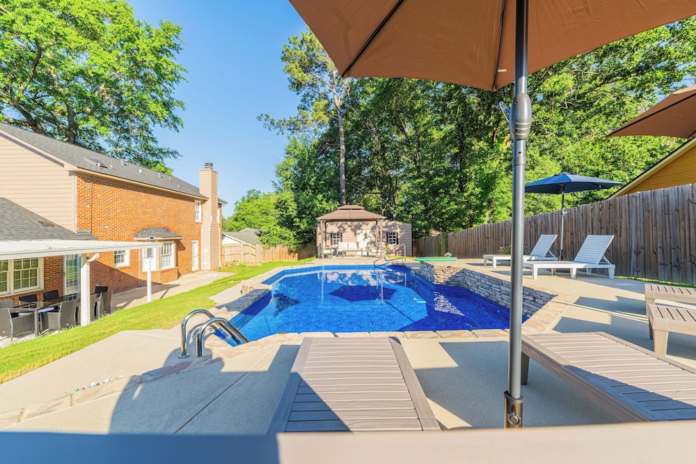 Serene Modern Getaway with Pool&games