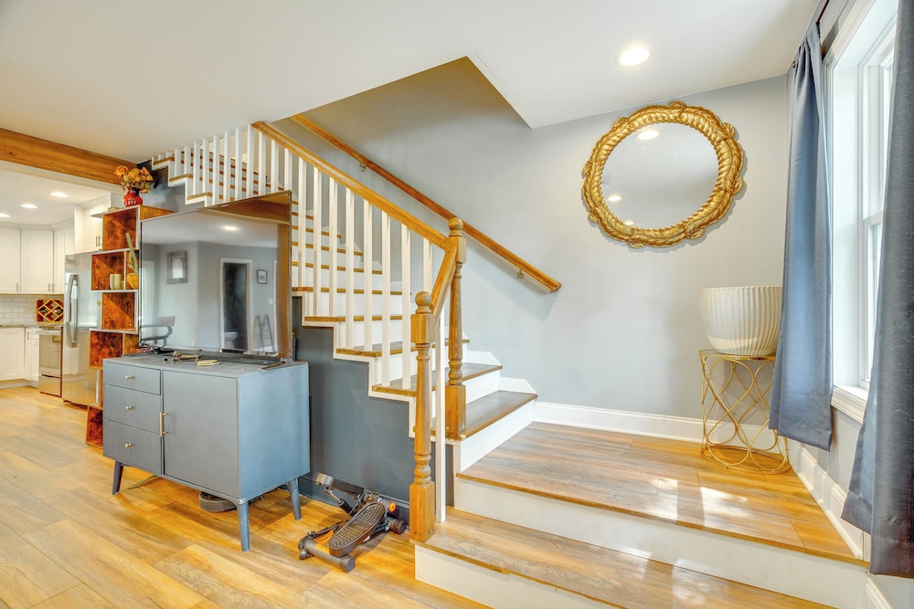 Walk to Putnam Lake: Updated Home w/ Deck