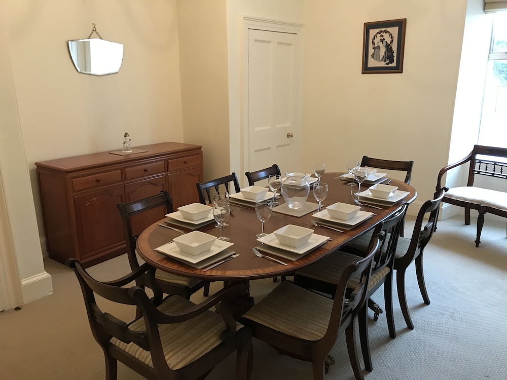 1 Varis Apartments