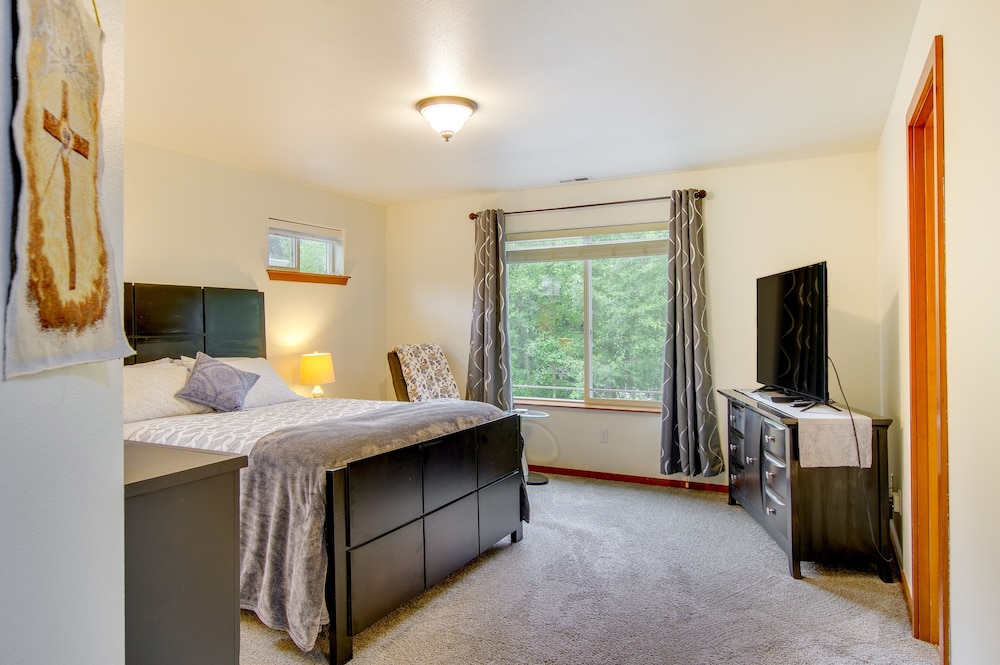 Wfh-friendly Townhome Rental Near Ferry in Everett view 4